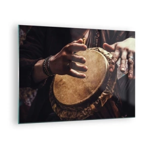 Glasbild - Bild auf glas - Nahaufnahme von Händen, die in warmem Licht eine Djembe-Trommel spielen. - 70x50cm - Im Rhythmus des Herzens - Moderne Wanddekoration für Wohnzimmer und Schlafzimmer ARTTOR
