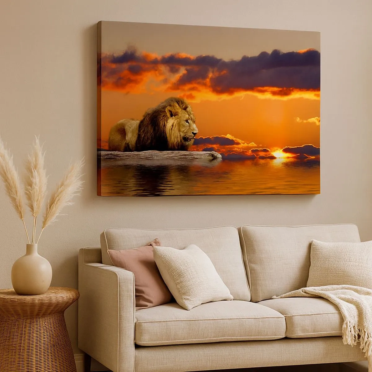 Bild auf Leinwand - Leinwandbild - Ein Löwe ruht bei Sonnenuntergang vor einem dramatischen Himmel am Wasser. - 70x50cm - König der Natur - Moderne Wanddekoration für Wohnzimmer und Schlafzimmer ARTTOR