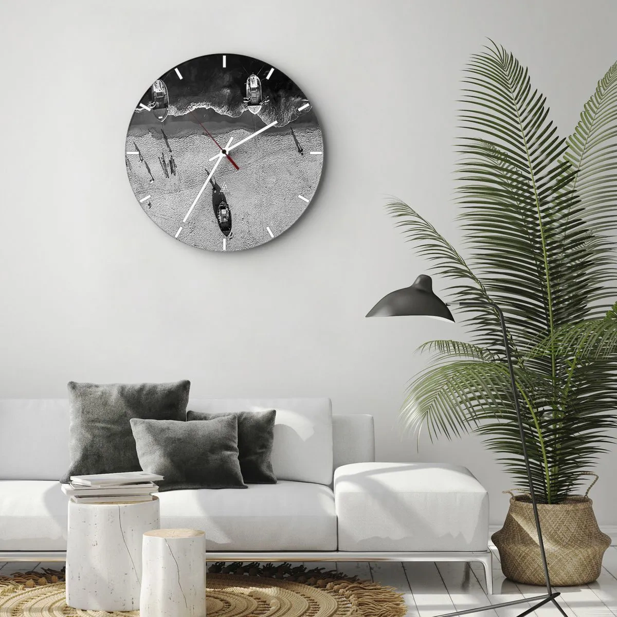 Wanduhr - Glasuhr - Eine schwarz-weiße Vogelperspektive eines Strandes mit Booten - 30x30cm - Immer noch am Ufer… - Moderne Wanddekoration für Wohnzimmer, Küche und Schlafzimmer ARTTOR