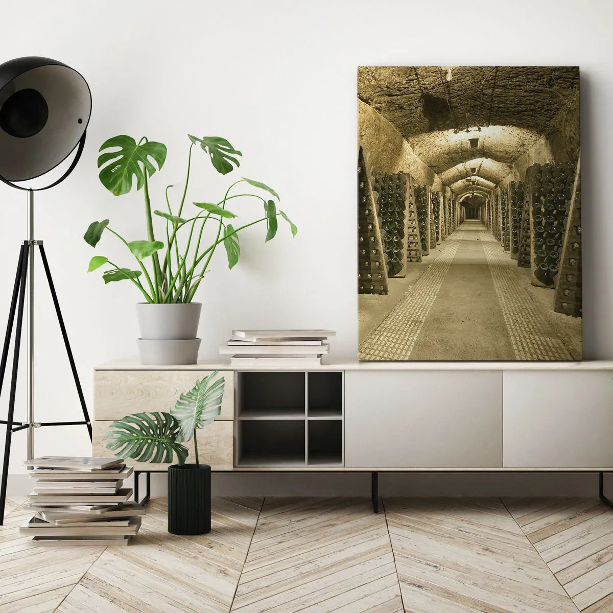 Bild auf Leinwand - Leinwandbild - Ein Weinberg mit einem Keller voller Weinflaschen, die auf Holzregalen ausgestellt sind. - 50x70cm - Die Geburt des Geschmacks - Moderne Wanddekoration für Wohnzimmer und Schlafzimmer ARTTOR