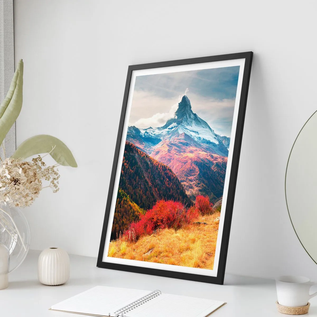 Poster in einem schwarzem Rahmen - Herbstliche Berglandschaft mit schneebedecktem Gipfel - 50x70cm - Alpenherbst - Moderne Wanddekoration für Wohnzimmer und Schlafzimmer ARTTOR