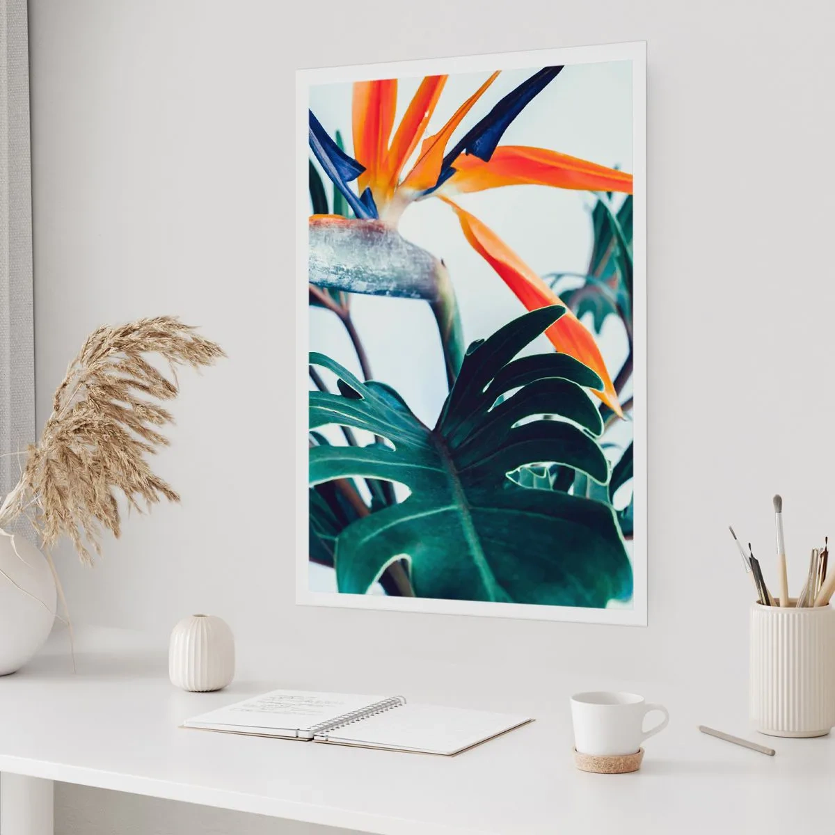 Poster - Nahaufnahme einer Strelitzia-Blüte, umgeben von grünen Blättern - 50x70cm - Vogelbusch - Moderne Wanddekoration für Wohnzimmer und Schlafzimmer ARTTOR