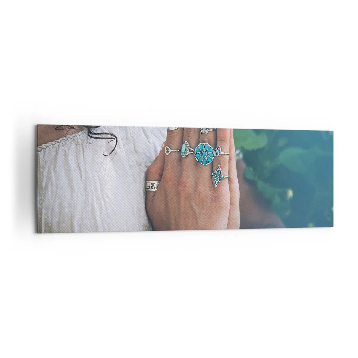 Bild auf Leinwand - Leinwandbild - Mit Boho-Schmuck verzierte Hände - 160x50cm - Willkommen im Zentrum des Seins - Moderne Wanddekoration für Wohnzimmer und Schlafzimmer ARTTOR