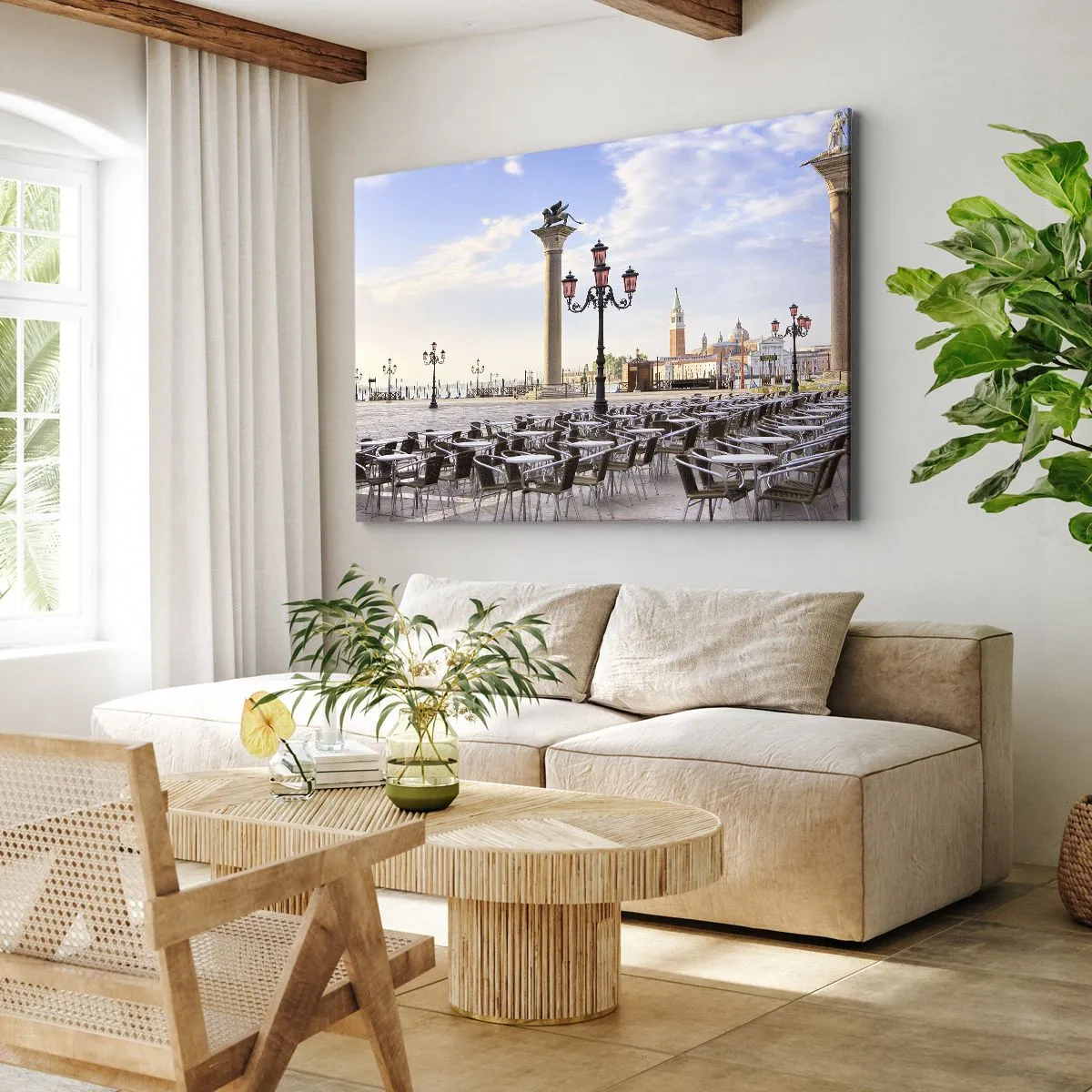 Bild auf Leinwand - Leinwandbild - Venedig, Blick auf den Platz mit Säulen und Cafétischen - 120x80cm - Wir laden Sie ein, alles ist bereit - Moderne Wanddekoration für Wohnzimmer und Schlafzimmer ARTTOR