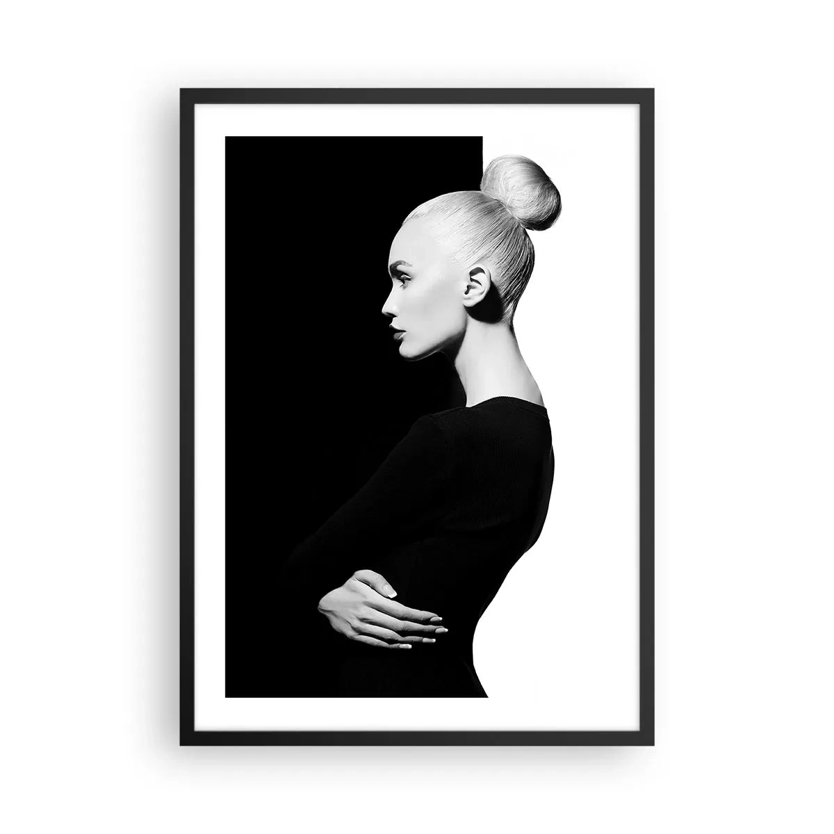 Poster in einem schwarzem Rahmen - Ein minimalistisches Frauenporträt in einer Schwarz-Weiß-Komposition - 50x70cm - Einfach eine Frau - Moderne Wanddekoration für Wohnzimmer und Schlafzimmer ARTTOR