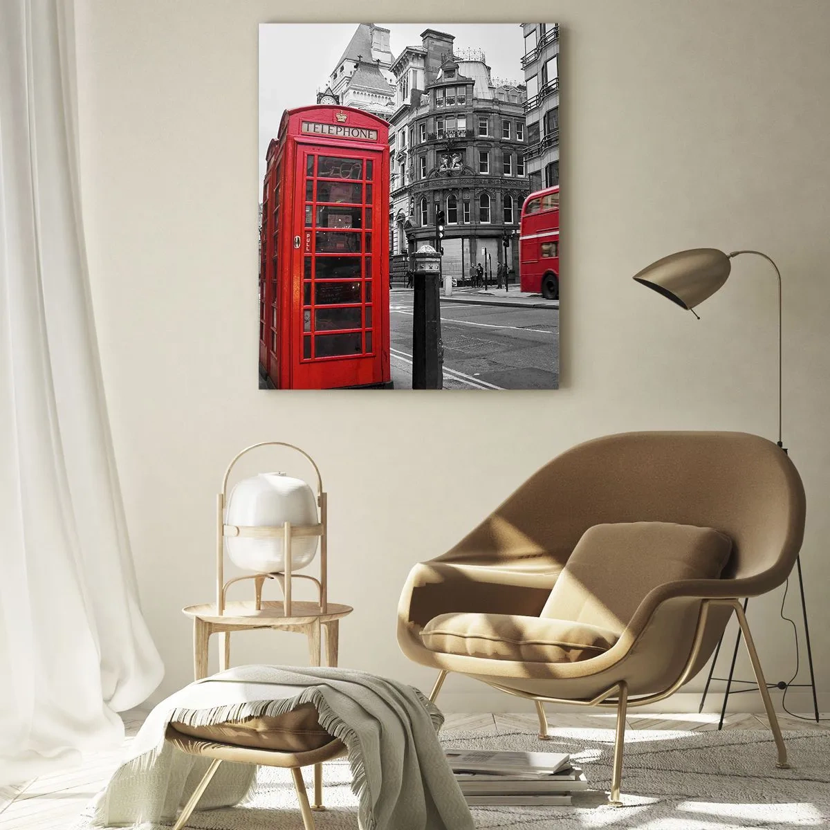 Glasbild - Bild auf glas - Eine rote Telefonzelle und ein Doppeldeckerbus in London mit der Stadt im Hintergrund - 70x100cm - Das Rotste in Europa - Moderne Wanddekoration für Wohnzimmer und Schlafzimmer ARTTOR