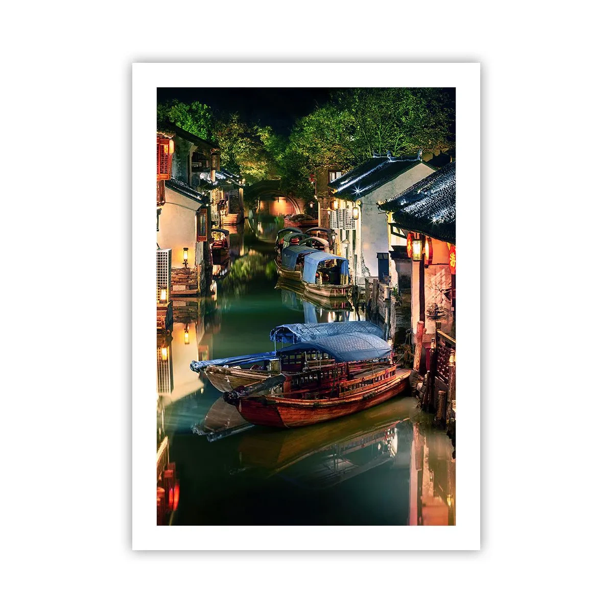 Poster - Ein Wasserkanal mit Booten, umgeben von traditionellen Gebäuden bei Nacht - 50x70cm - Ein Abend auf einer chinesischen Straße - Moderne Wanddekoration für Wohnzimmer und Schlafzimmer ARTTOR