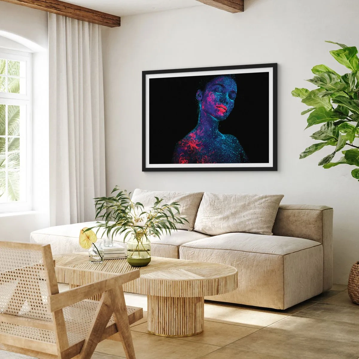 Poster in einem schwarzem Rahmen - Porträt einer Frau in Neonfarben auf schwarzem Hintergrund - 70x50cm - Im Sternenstaub - Moderne Wanddekoration für Wohnzimmer und Schlafzimmer ARTTOR