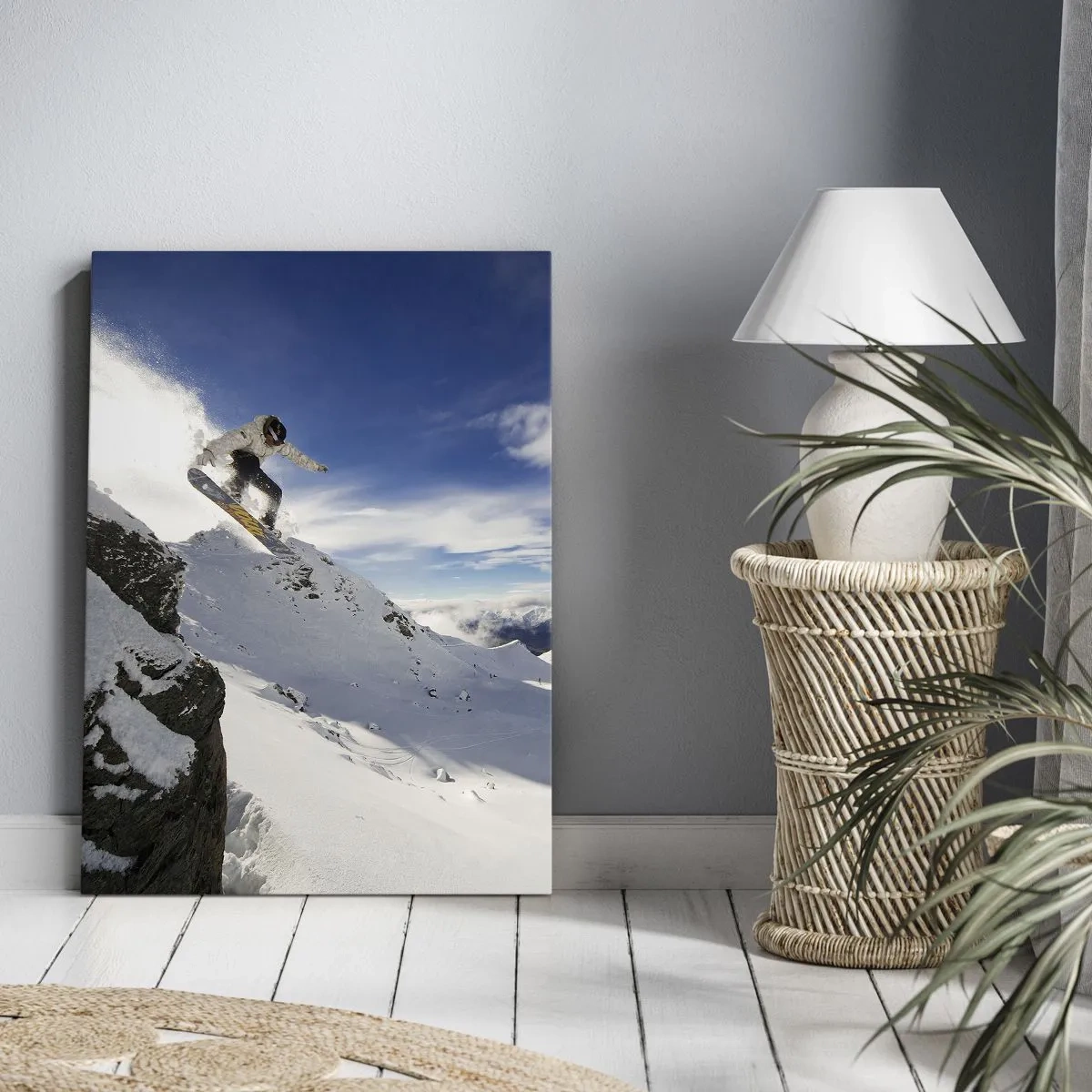 Bild auf Leinwand - Leinwandbild - Ein Snowboarder springt von einer Klippe mit schneebedeckten Bergen im Hintergrund. - 70x100cm - Freiheit ohne Grenzen - Moderne Wanddekoration für Wohnzimmer und Schlafzimmer ARTTOR