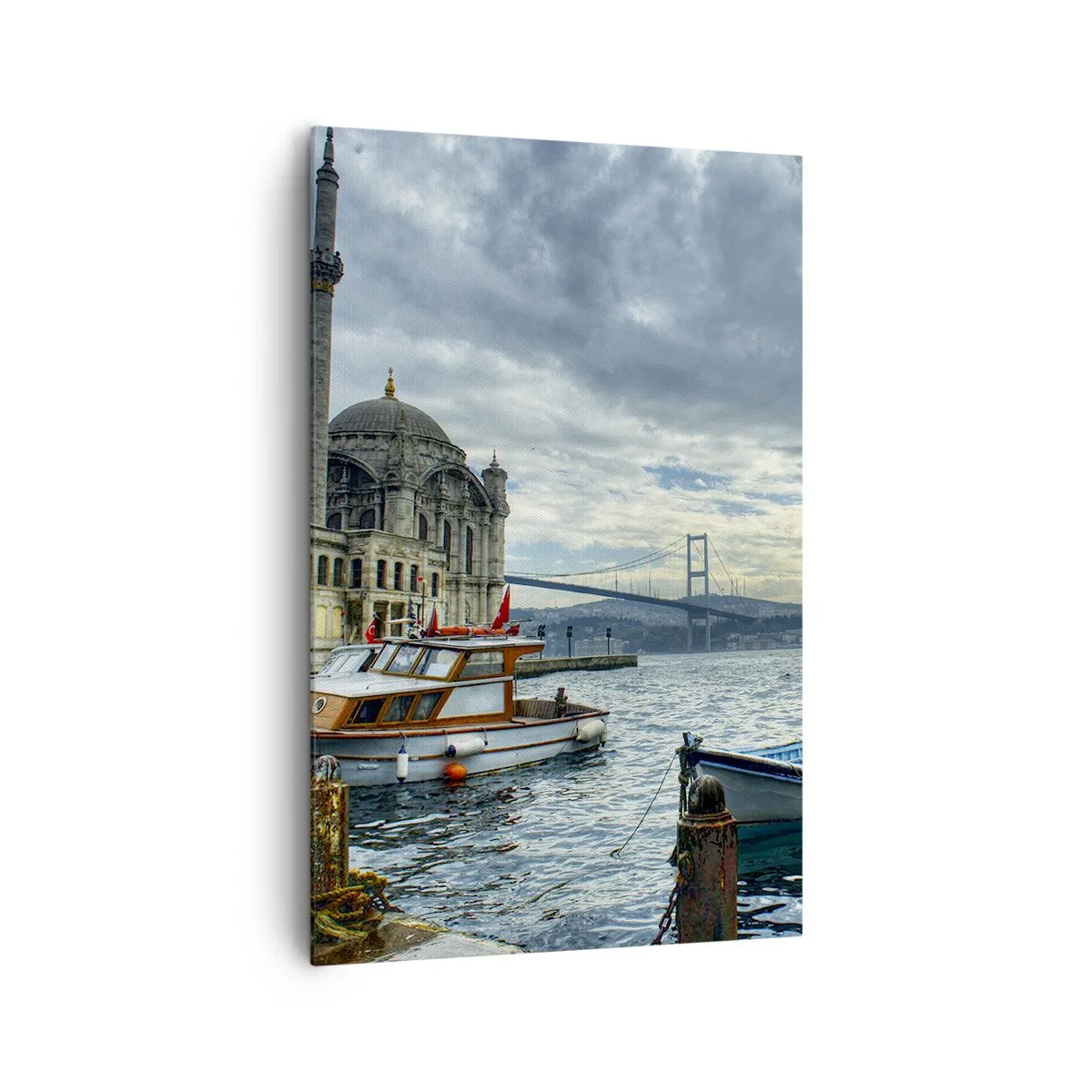 Bild auf Leinwand - Leinwandbild - Ein historisches Gebäude auf dem Wasser mit Booten und einer Brücke im Hintergrund - 80x120cm - An der Grenze der Welten - Moderne Wanddekoration für Wohnzimmer und Schlafzimmer ARTTOR