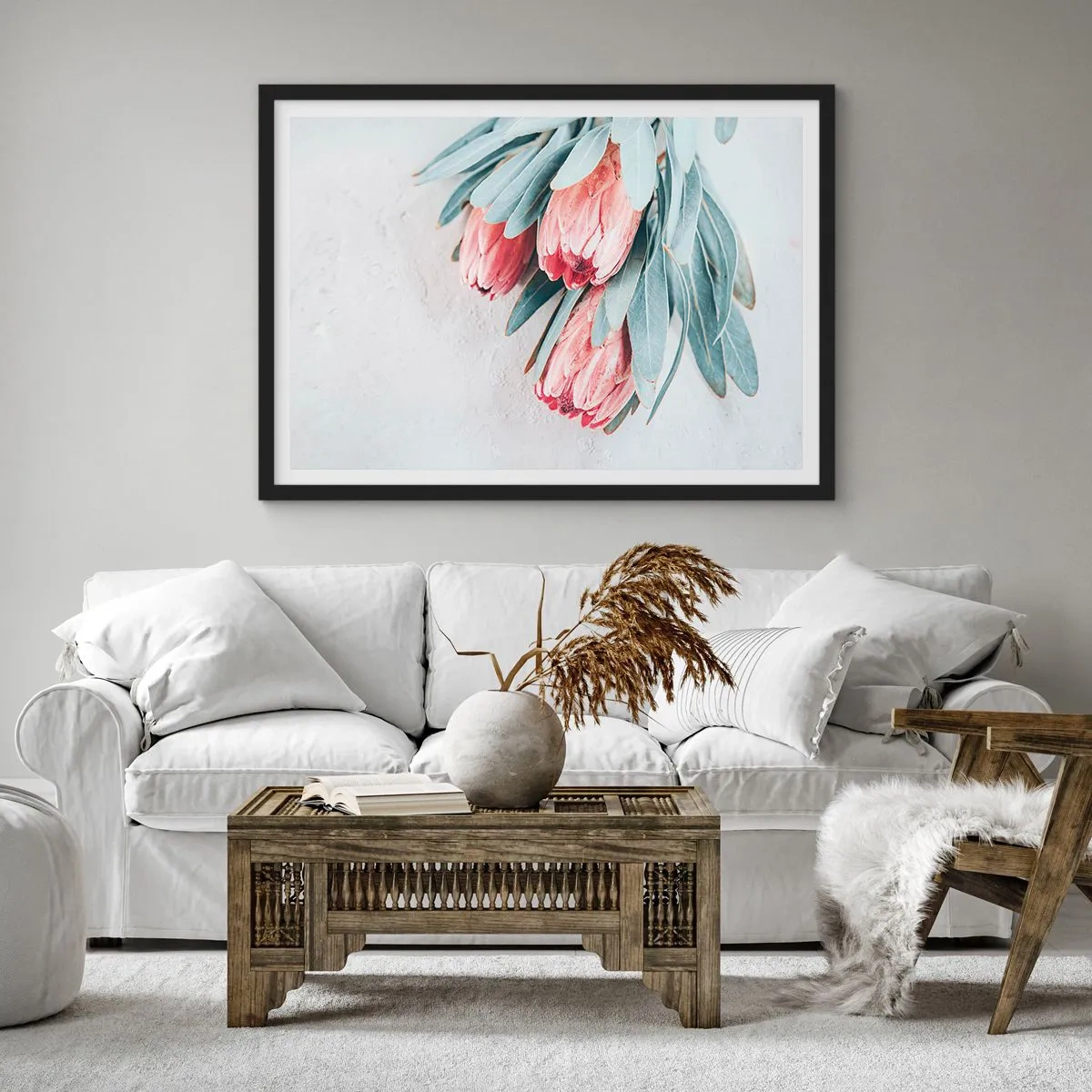 Poster in einem schwarzem Rahmen - Dezente rosa Protea-Blüten auf hellem Hintergrund - 100x70cm - Schämen sich für ihre eigene Schönheit - Moderne Wanddekoration für Wohnzimmer und Schlafzimmer ARTTOR