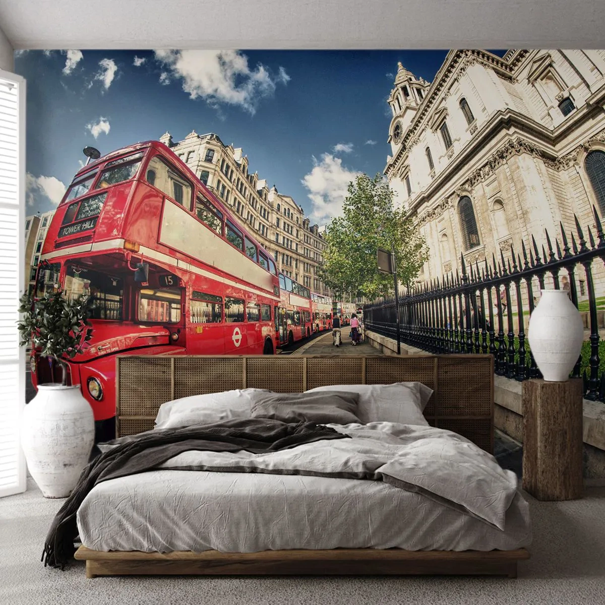 Fototapete Premium Canvas - Roter Doppeldeckerbus in London in der Nähe der Straße und der Kathedrale - 100x70cm - Londoner Straße in Grau und Rot - Moderne Wanddekoration für Wohnzimmer und Schlafzimmer ARTTOR