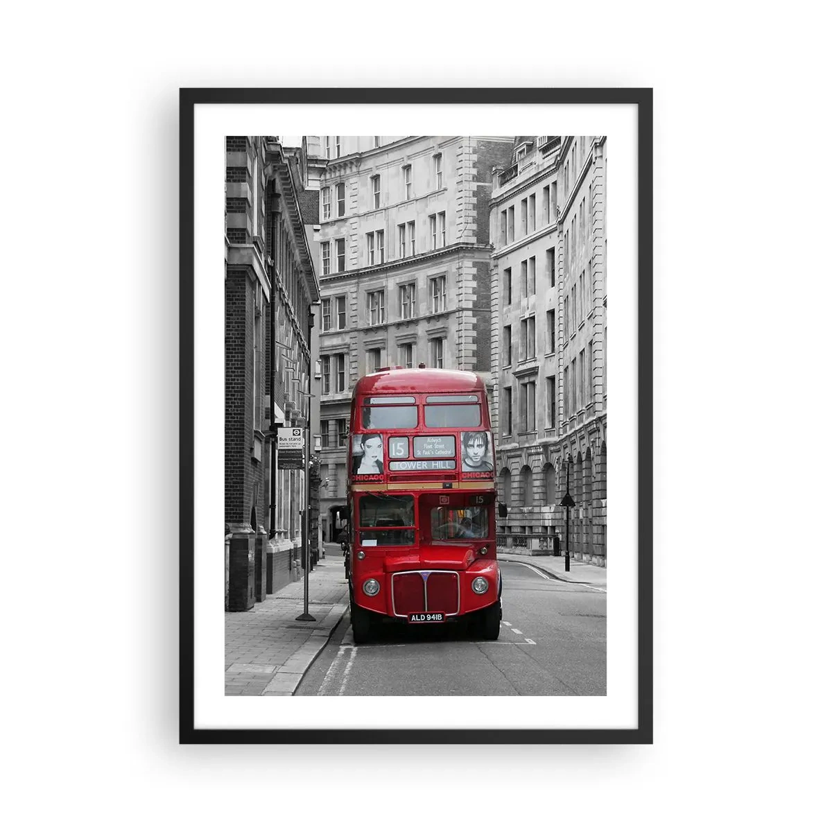 Poster in einem schwarzem Rahmen - Ein roter Bus auf einer schwarz-weißen Londoner Straße - 50x70cm - Der Alltag muss nicht grau sein - Moderne Wanddekoration für Wohnzimmer und Schlafzimmer ARTTOR