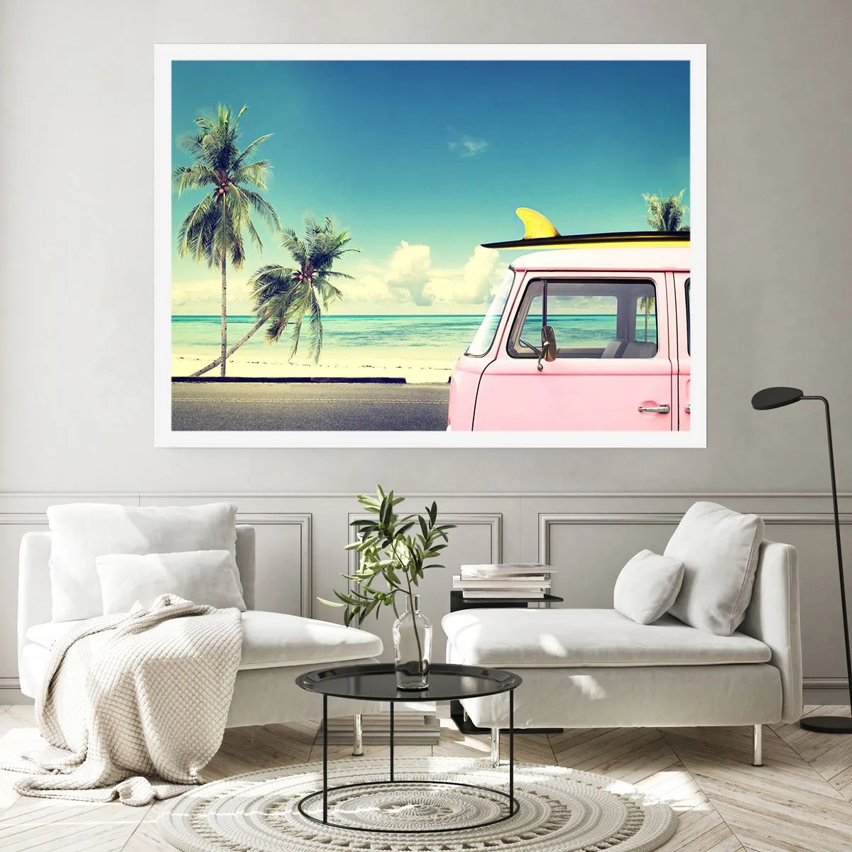 Poster - Ein rosafarbener Van mit einem Surfbrett vor einem tropischen Strand. - 100x70cm - Zeit um in die Ferien zu starten - Moderne Wanddekoration für Wohnzimmer und Schlafzimmer ARTTOR