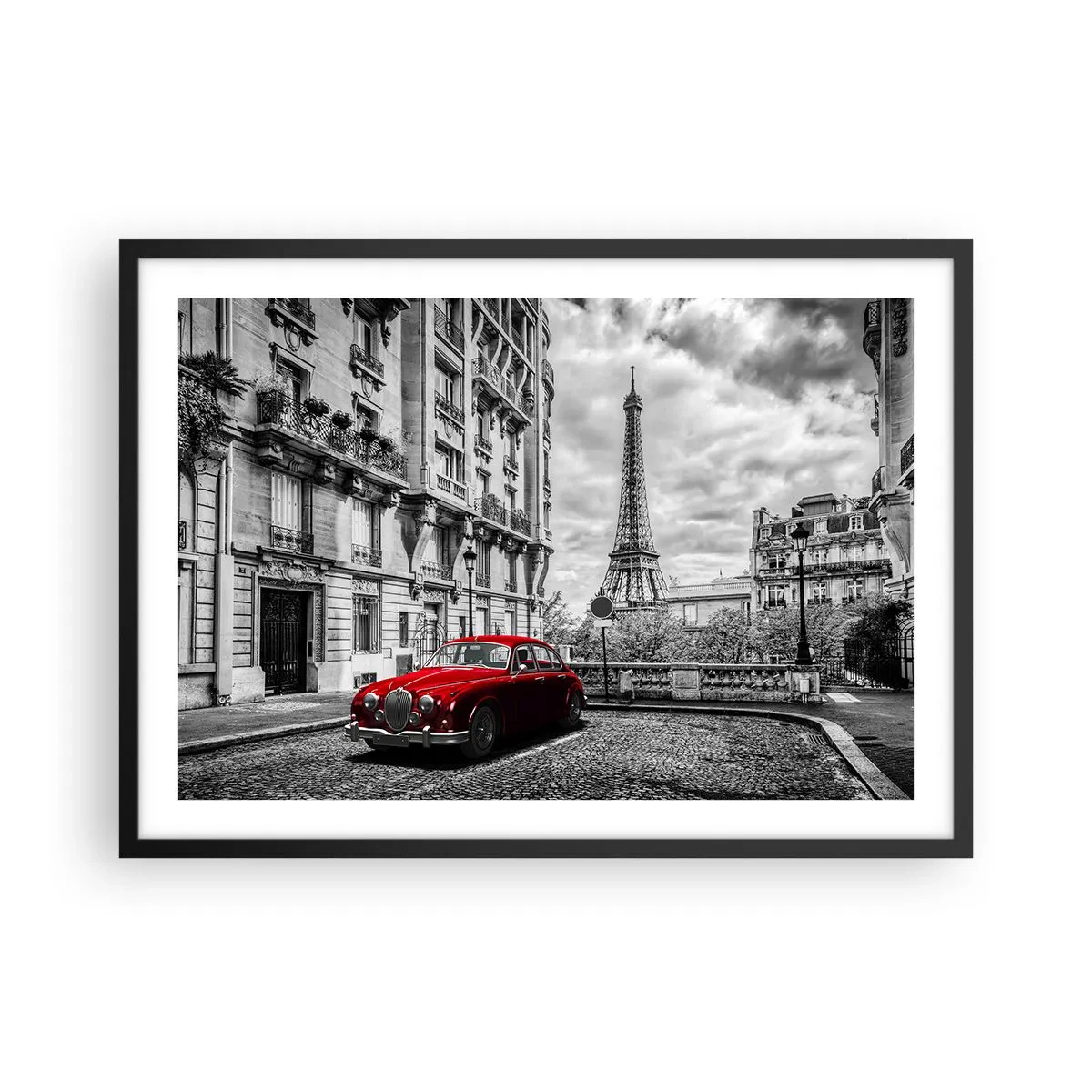 Poster in einem schwarzem Rahmen - Ein rotes Auto mit dem Eiffelturm im Hintergrund in einer schwarz-weißen Umgebung - 70x50cm - Raubtier in der Stadt - Moderne Wanddekoration für Wohnzimmer und Schlafzimmer ARTTOR