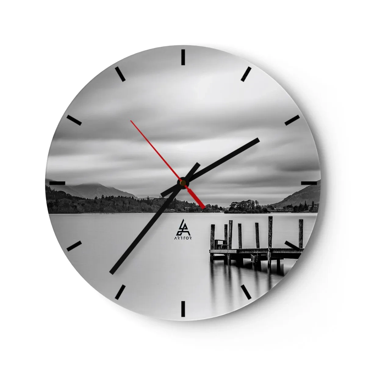 Wanduhr - Glasuhr - Schwarz-weiße Landschaft mit einem See und einem Holzsteg - 30x30cm - Milde und Kraft - Moderne Wanddekoration für Wohnzimmer, Küche und Schlafzimmer ARTTOR