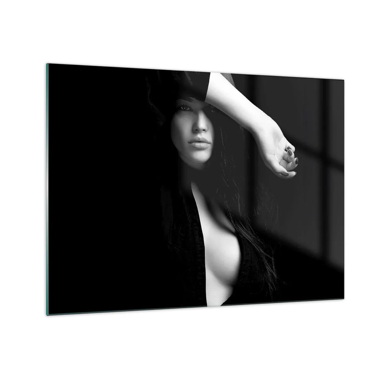 Glasbild - Bild auf glas - Eine Frau in Schwarz in sinnlicher Pose vor dunklem Hintergrund - 70x50cm - Schule der Verführung - Moderne Wanddekoration für Wohnzimmer und Schlafzimmer ARTTOR