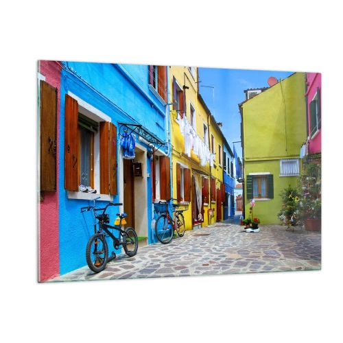 Glasbild - Bild auf glas - Eine bunte Straße mit Fahrrädern und dekorierten Häusern - 120x80cm - Pastell, süße Gasse - Moderne Wanddekoration für Wohnzimmer und Schlafzimmer ARTTOR