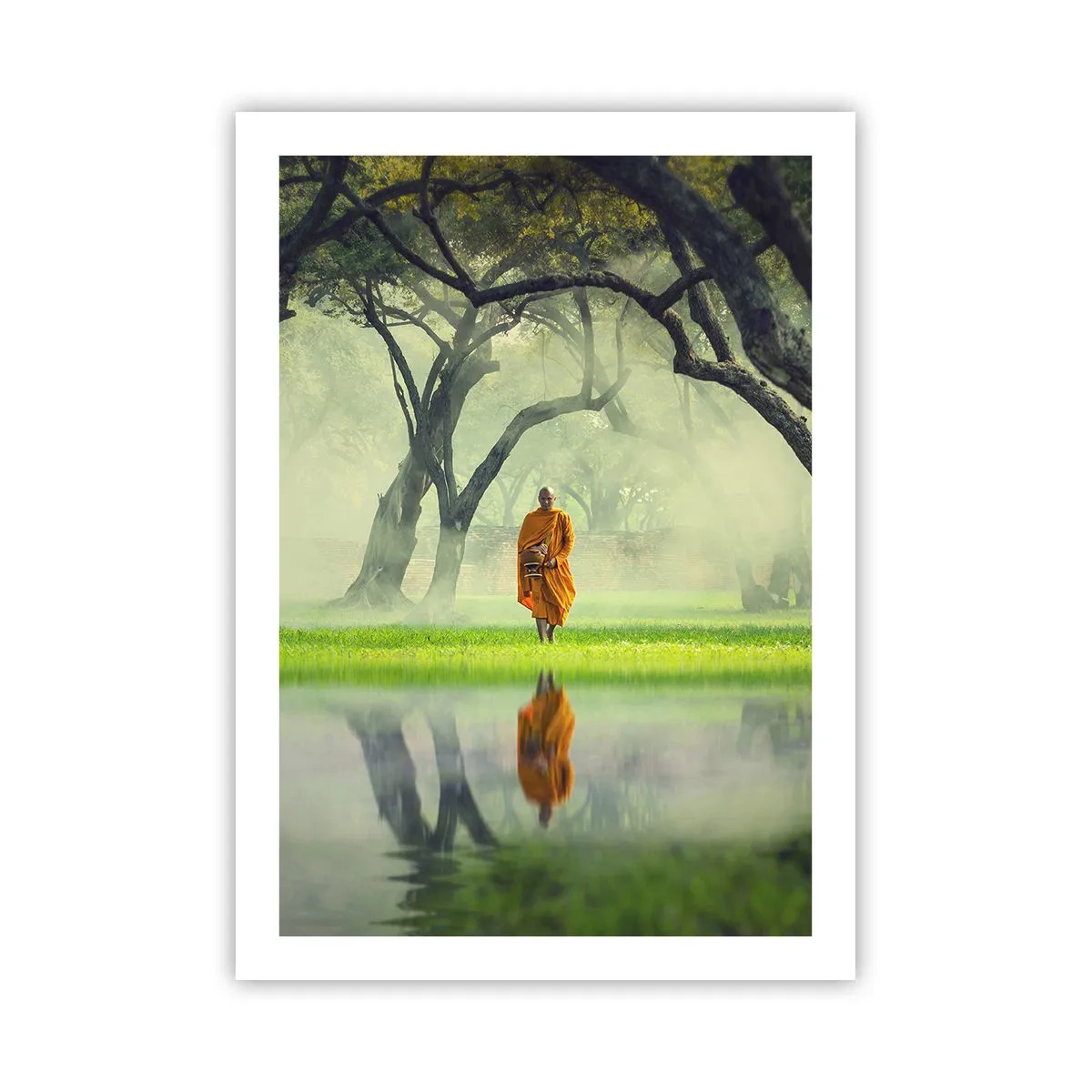 Poster - Ein Mönch in einer orangefarbenen Robe, umgeben von Bäumen und Spiegelungen im Wasser - 50x70cm - Auf dem Weg zur Erleuchtung - Moderne Wanddekoration für Wohnzimmer und Schlafzimmer ARTTOR
