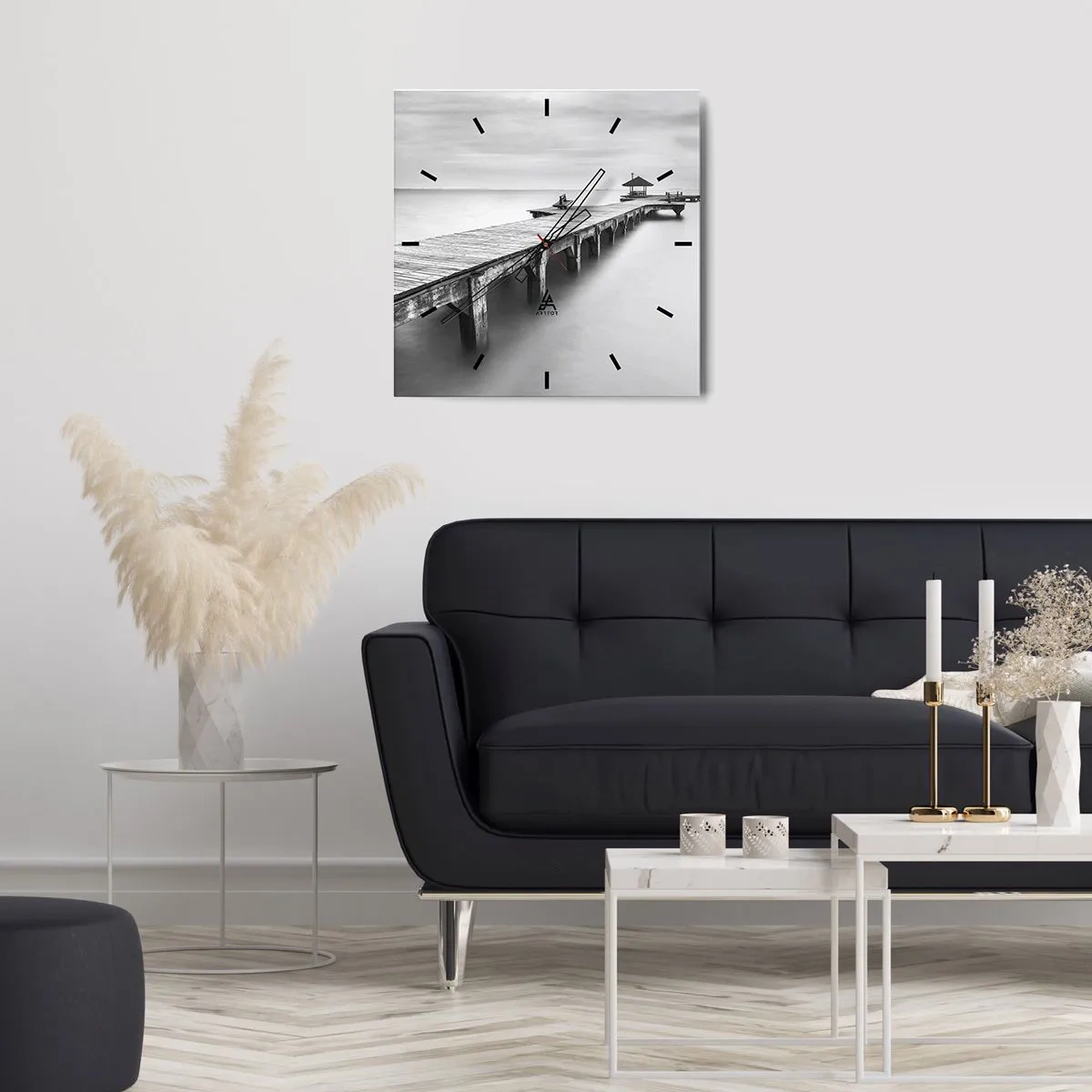 Wanduhr - Glasuhr - Eine Schwarzweißansicht eines Holzstegs über ruhigem Wasser. - 30x30cm - In die Ferne - Moderne Wanddekoration für Wohnzimmer und Schlafzimmer ARTTOR