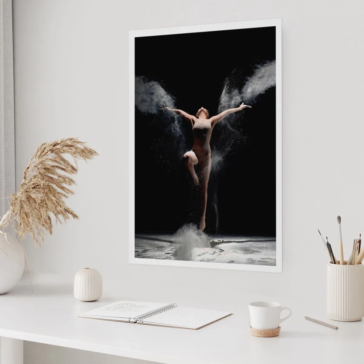 Poster - Eine Tänzerin in einer Staubwolke vor schwarzem Hintergrund - 50x70cm - Elfen existieren - Moderne Wanddekoration für Wohnzimmer und Schlafzimmer ARTTOR