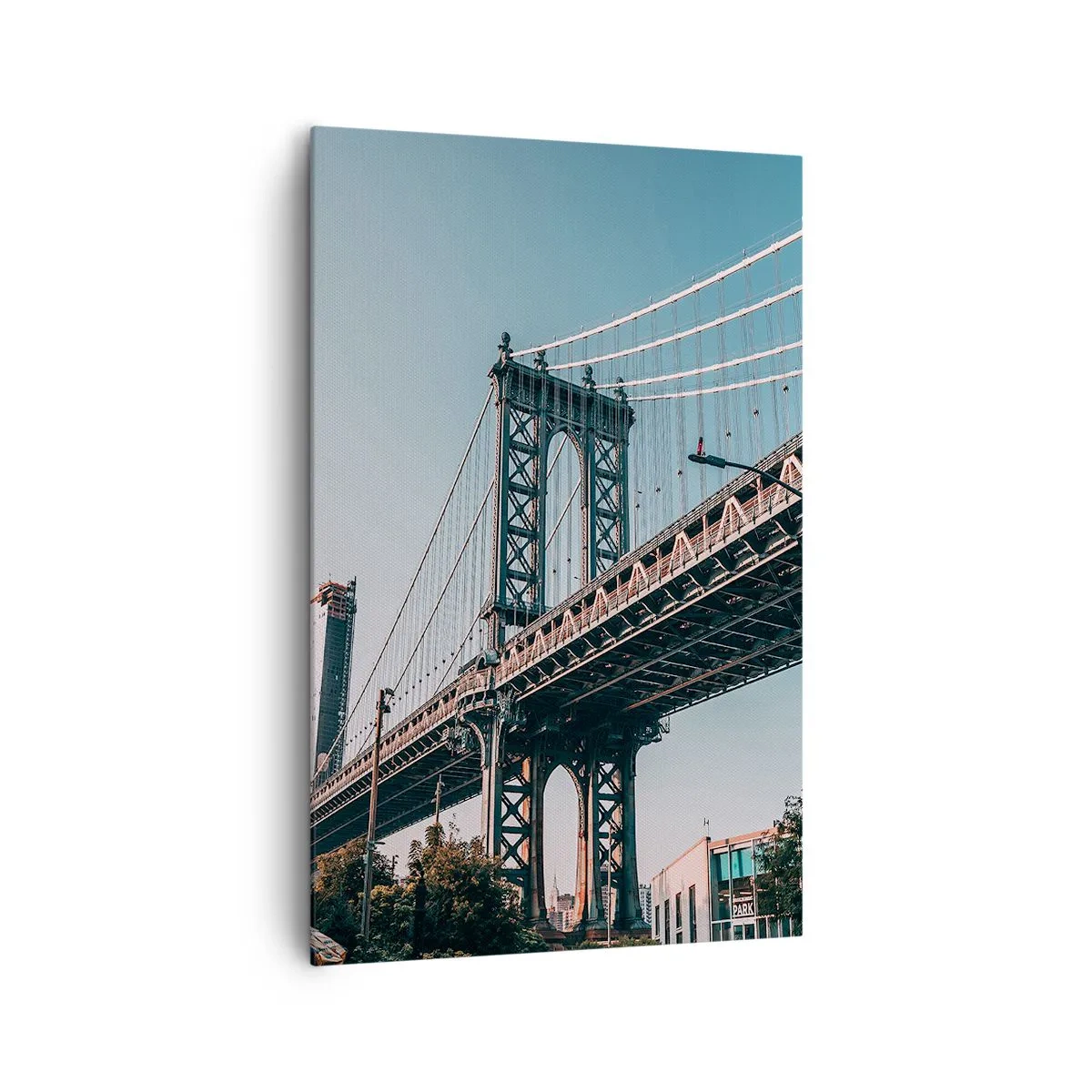 Bild auf Leinwand - Leinwandbild - Eine Brücke zwischen Gebäuden in einer städtischen Landschaft - 80x120cm - Über den Wellen der Stadt - Moderne Wanddekoration für Wohnzimmer und Schlafzimmer ARTTOR