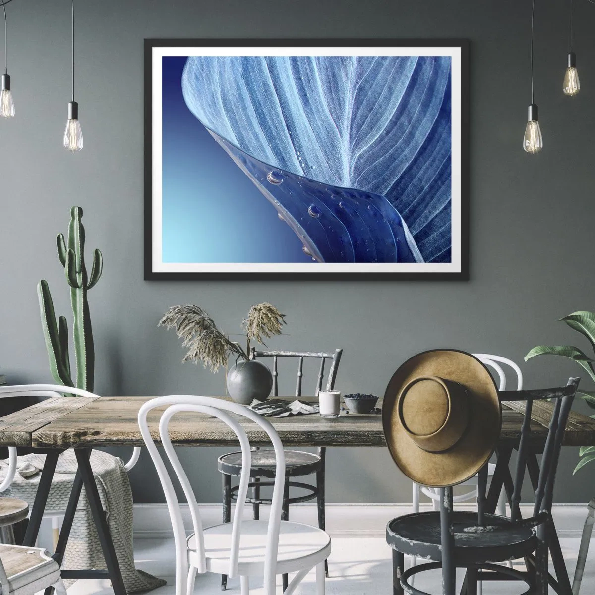 Poster in einem schwarzem Rahmen - Ein blaues Blatt mit sichtbaren Wassertropfen - 100x70cm - Versteckte Tropfen vom Blau - Moderne Wanddekoration für Wohnzimmer und Schlafzimmer ARTTOR