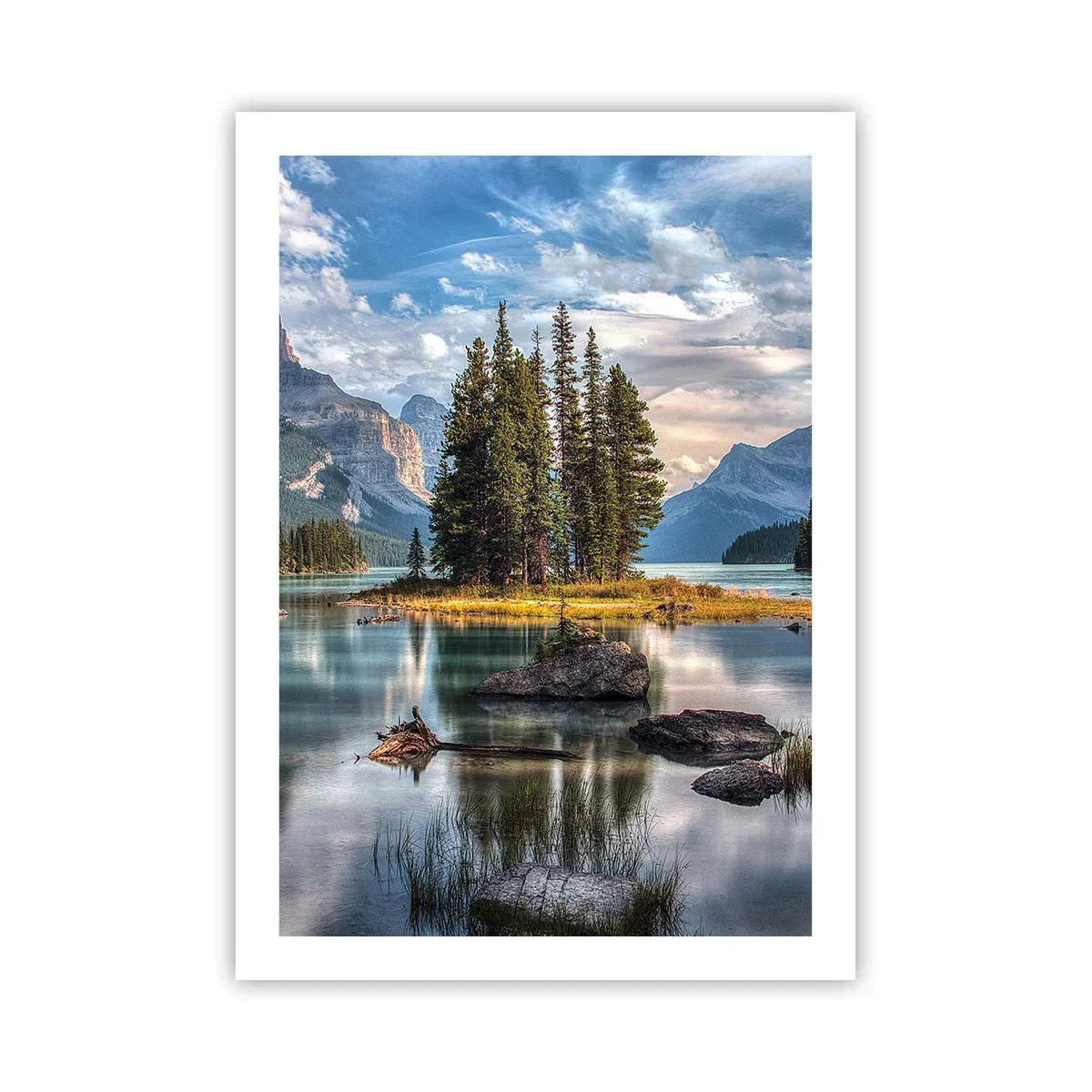 Poster - Eine Berglandschaft mit einer Insel, umgeben von einem ruhigen See - 50x70cm - An dem tollen und sauberen Wasser ... - Moderne Wanddekoration für Wohnzimmer und Schlafzimmer ARTTOR