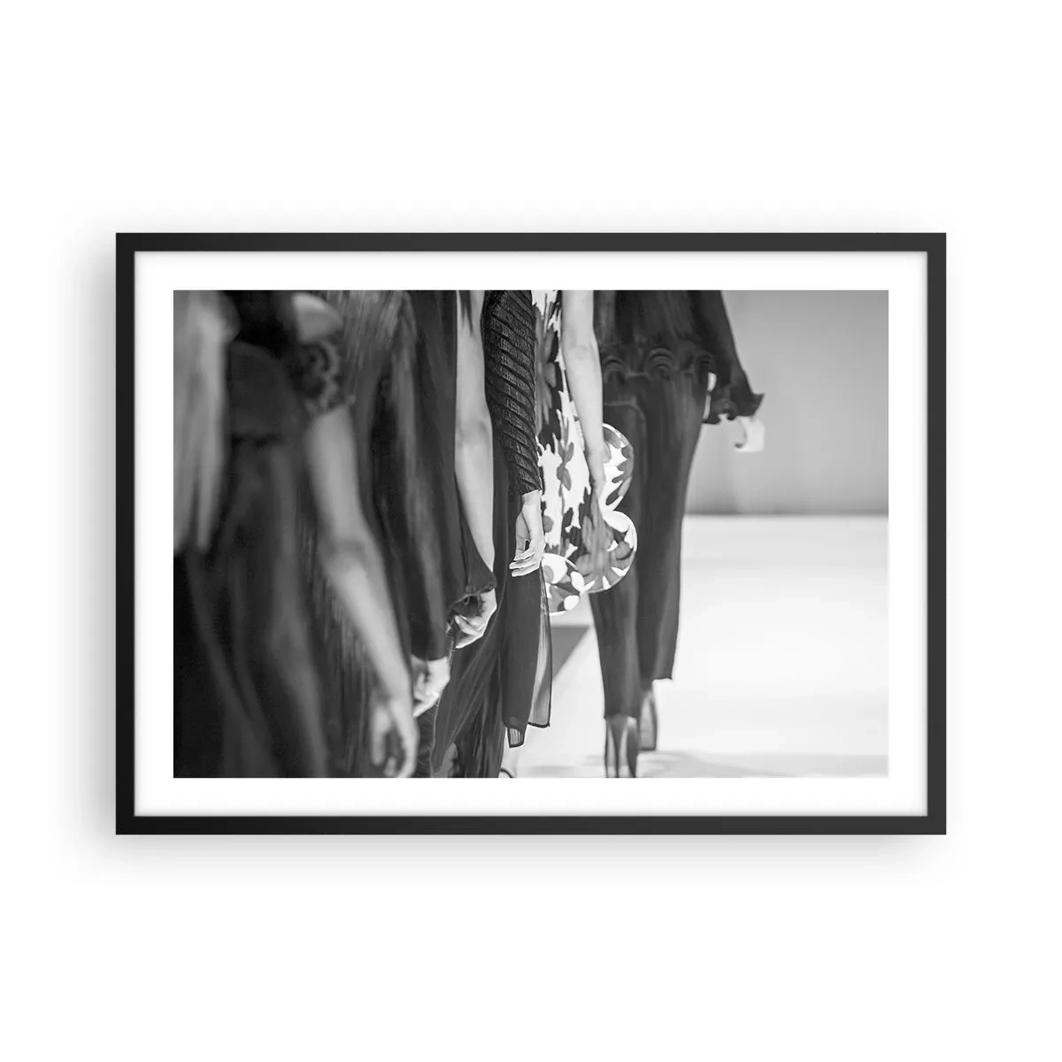 Poster in einem schwarzem Rahmen - Eine schwarz-weiße Laufstegszene, die die Details der Kleider und Figuren der Models zeigt. - 70x50cm - Eine stilvolle Parade - Moderne Wanddekoration für Wohnzimmer und Schlafzimmer ARTTOR