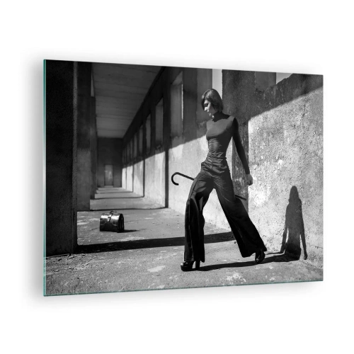 Glasbild - Bild auf glas - Schwarz-Weiß-Fotografie einer Frau in elegantem Outfit in urbaner Umgebung. - 70x50cm - Urbane Eleganz - Moderne Wanddekoration für Wohnzimmer und Schlafzimmer ARTTOR