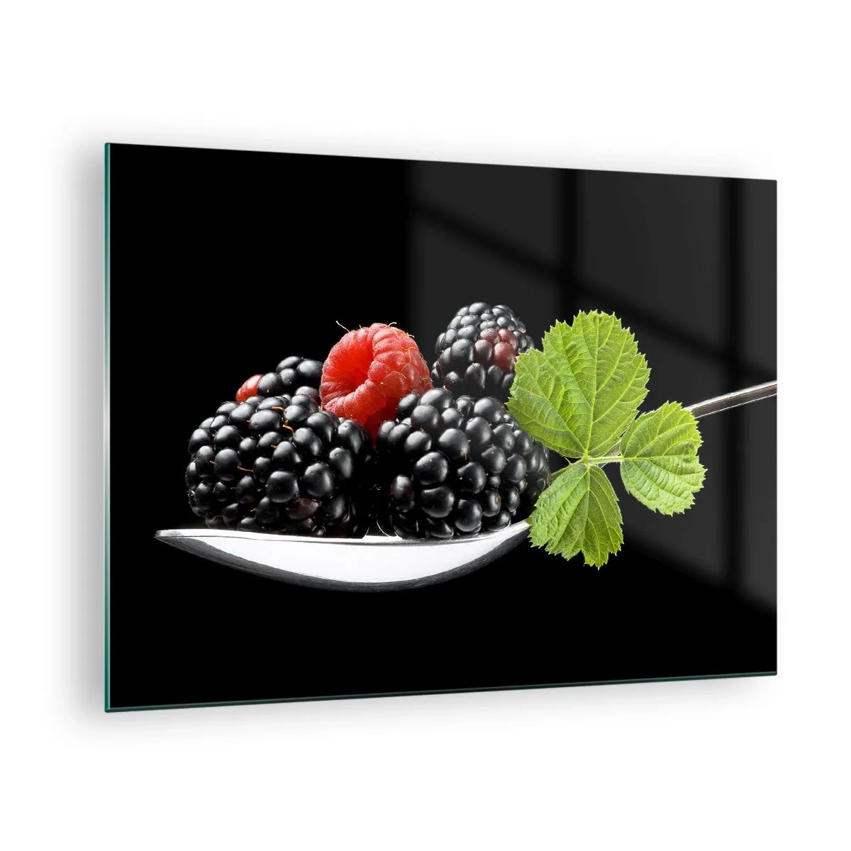 Glasbild - Bild auf glas - Himbeeren und Brombeeren auf einem Löffel mit einem grünen Blatt auf schwarzem Hintergrund - 70x50cm - Der Geschmack der Frische - Moderne Wanddekoration für Wohnzimmer und Schlafzimmer ARTTOR