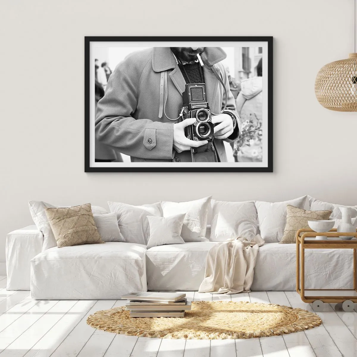 Poster in einem schwarzem Rahmen - Schwarz-Weiß-Foto eines Mannes mit einer Retro-Kamera - 100x70cm - Retro-Stil - Moderne Wanddekoration für Wohnzimmer und Schlafzimmer ARTTOR