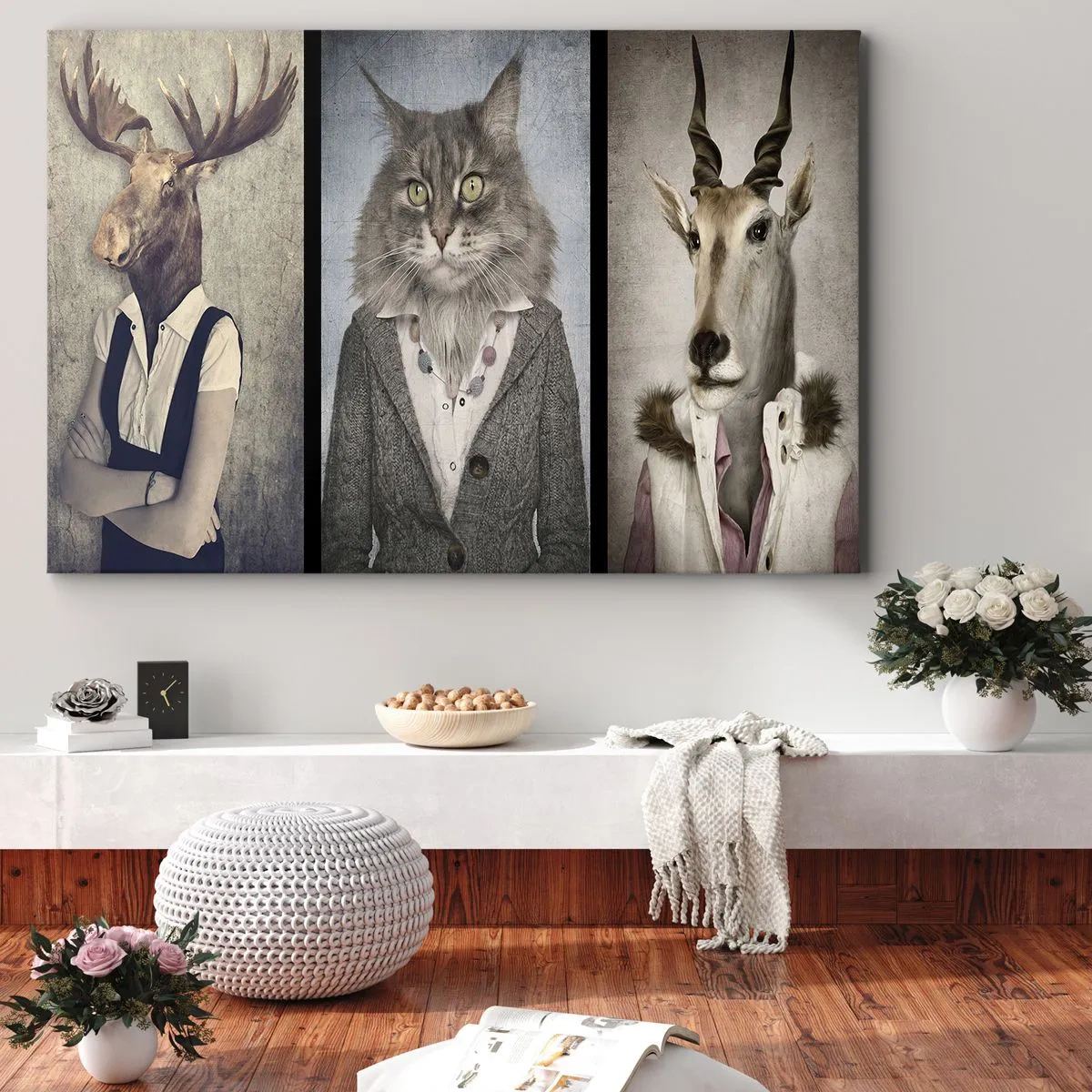 Bild auf Leinwand - Leinwandbild - Ein Triptychon mit Tierfiguren in eleganter Kleidung vor stilisiertem Hintergrund - 70x50cm - Pelze sind wieder in Mode - Moderne Wanddekoration für Wohnzimmer und Schlafzimmer ARTTOR