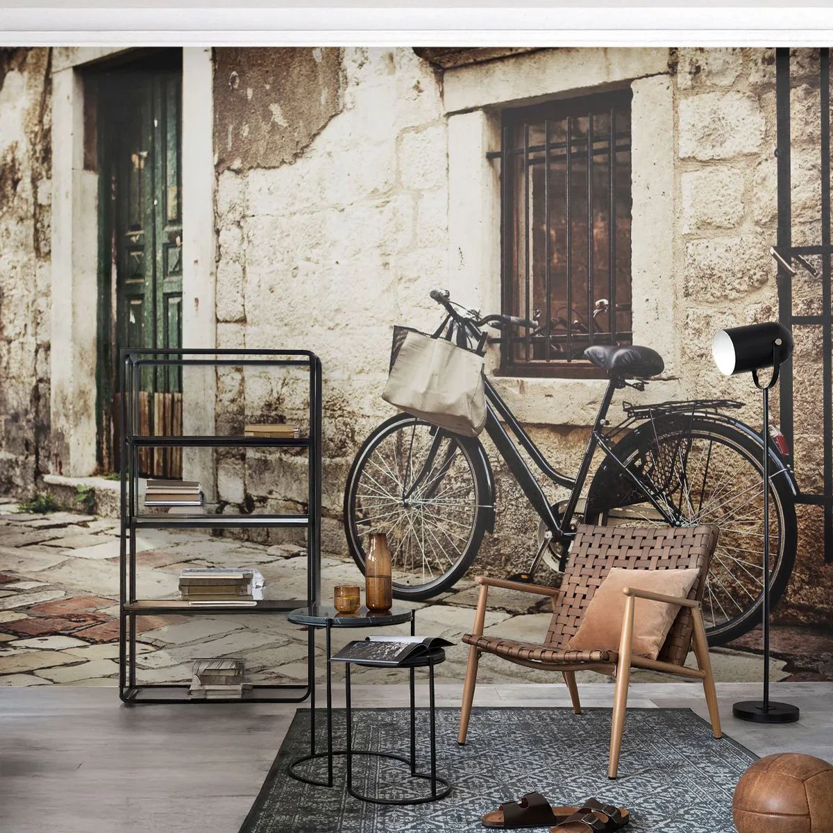 Fototapete Premium Sand - Ein altes Fahrrad an einer Steinmauer in einer engen Straße - 100x70cm - Zurück in die Vergangenheit - Moderne Wanddekoration für Wohnzimmer und Schlafzimmer ARTTOR