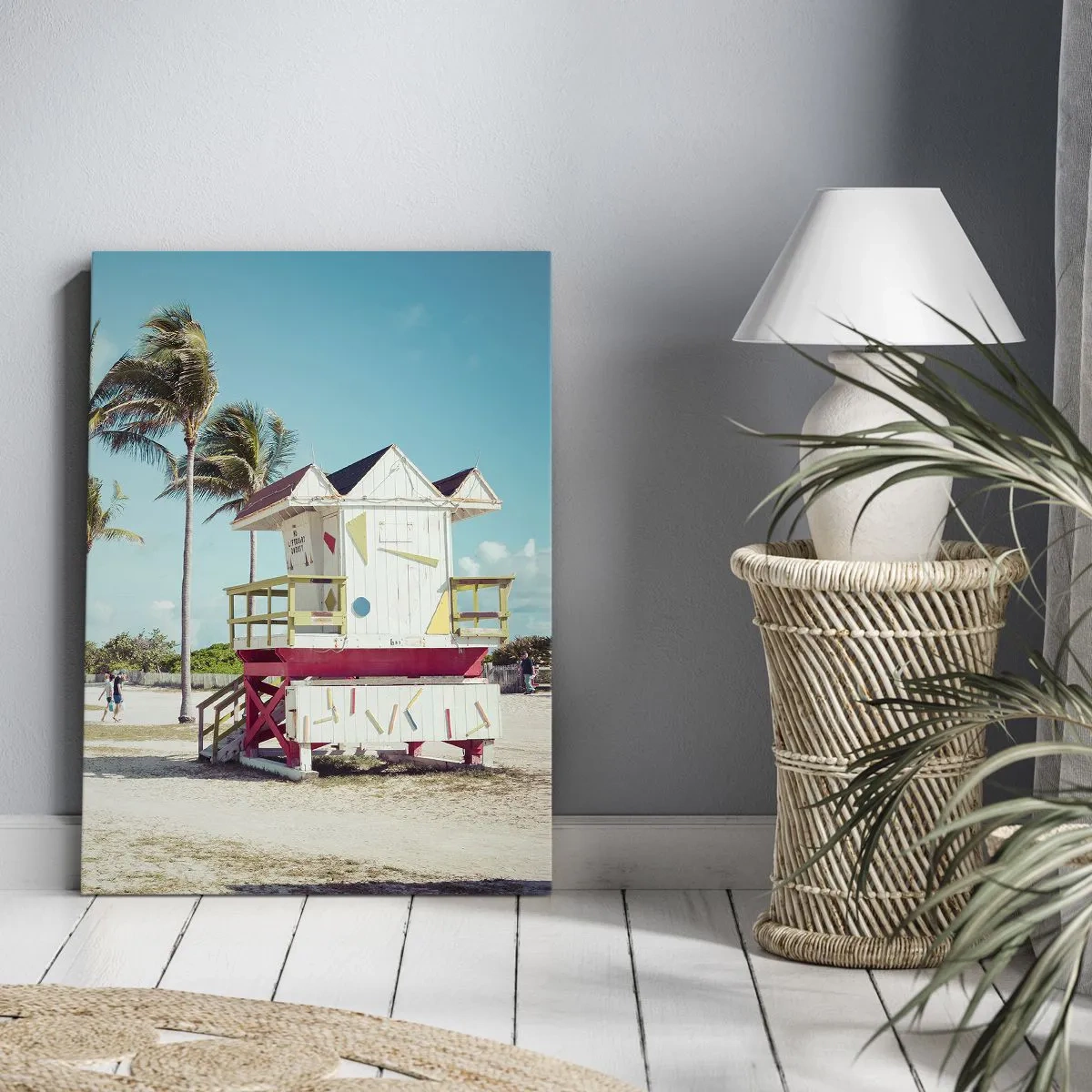 Bild auf Leinwand - Leinwandbild - Ein Strand mit Palmen und einem Rettungsschwimmerturm im Hintergrund - 50x70cm - Dir steht ein schöner Tag bevor - Moderne Wanddekoration für Wohnzimmer und Schlafzimmer ARTTOR