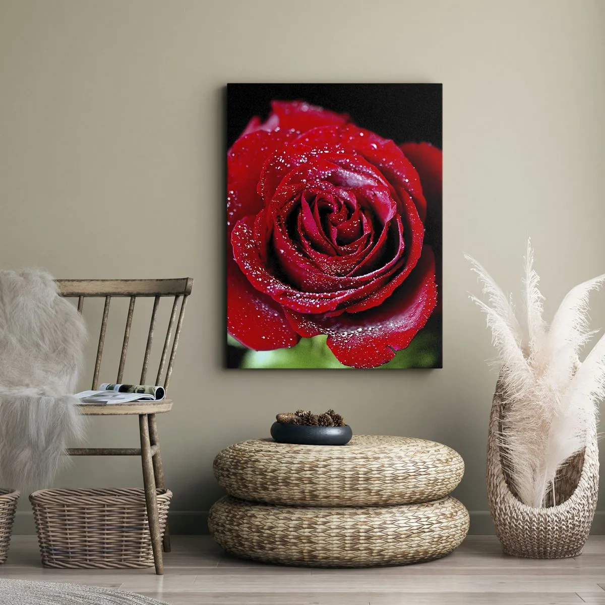 Bild auf Leinwand - Leinwandbild - Eine rote Rose mit Tautropfen auf schwarzem Hintergrund. - 50x70cm - Das ist Liebe - Moderne Wanddekoration für Wohnzimmer und Schlafzimmer ARTTOR