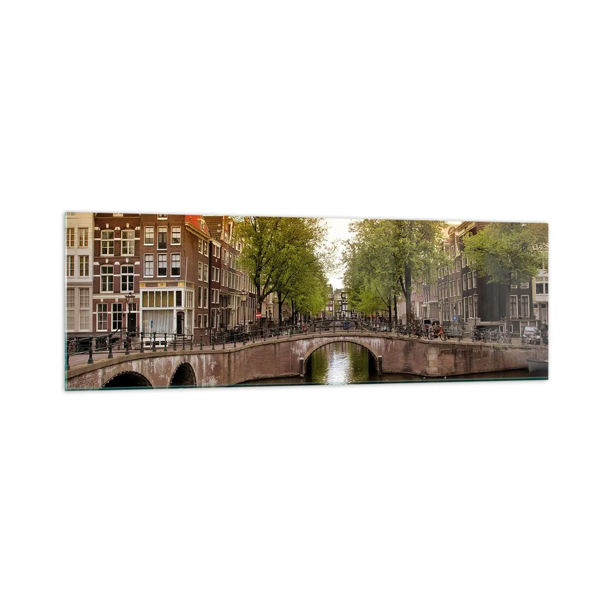 Glasbild - Bild auf glas - Ein Kanal in Amsterdam, umgeben von historischen Mietshäusern - 160x50cm - Mit dem Boot oder mit dem Fahrrad? - Moderne Wanddekoration für Wohnzimmer und Schlafzimmer ARTTOR