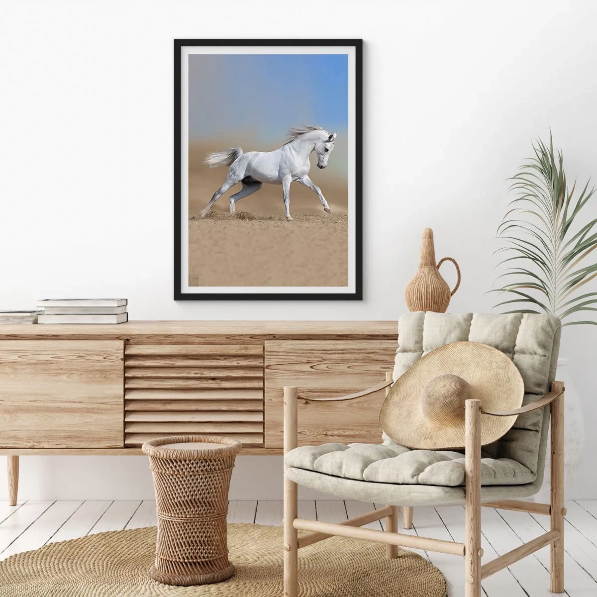 Poster in einem schwarzem Rahmen - Ein weißes Pferd galoppiert vor einem Wüstenhintergrund - 50x70cm - Die schönste arabische Sage - Moderne Wanddekoration für Wohnzimmer und Schlafzimmer ARTTOR