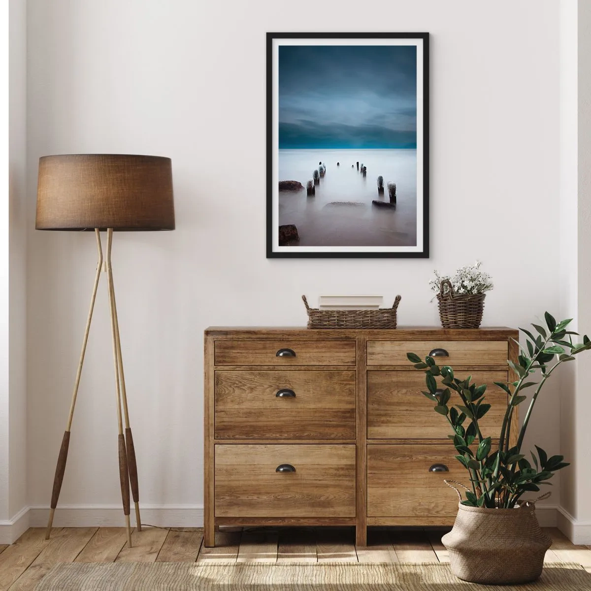 Poster in einem schwarzem Rahmen - Ein stimmungsvoller Blick auf Holzpfähle im Wasser - 50x70cm - Nachdenklicher See - Moderne Wanddekoration für Wohnzimmer und Schlafzimmer ARTTOR