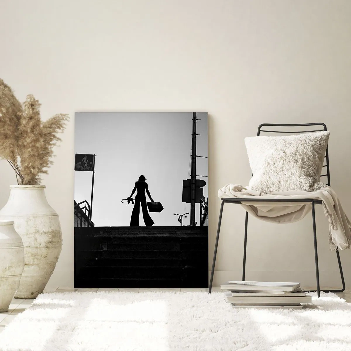 Glasbild - Bild auf glas - Schwarz-weiße Silhouette einer Frau vor dem Hintergrund einer Stadtlandschaft - 50x70cm - Städtisches Wandern - Moderne Wanddekoration für Wohnzimmer und Schlafzimmer ARTTOR