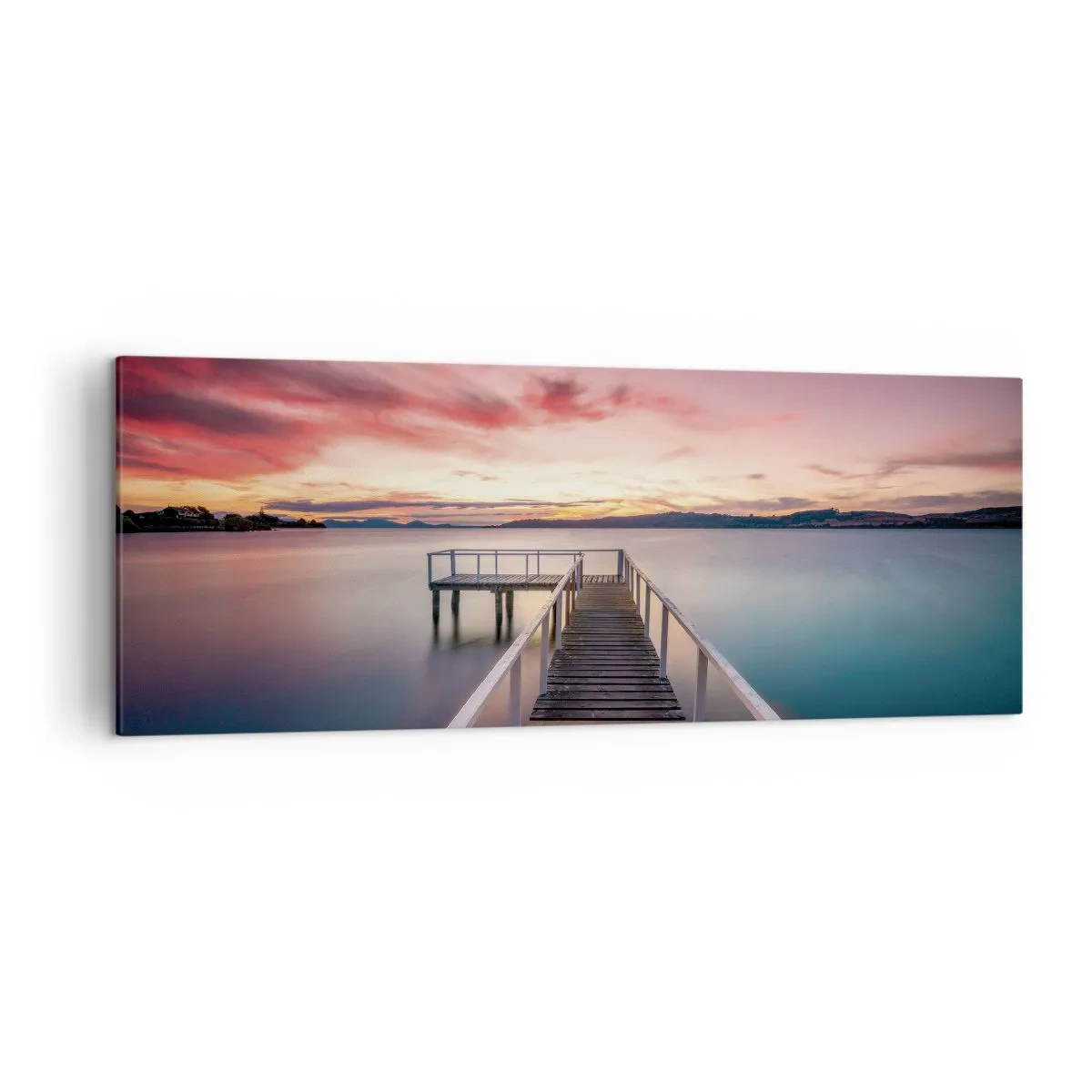 Bild auf Leinwand - Leinwandbild - Ein Steg, der bei Sonnenuntergang zu einem ruhigen See führt - 140x50cm - Die sanfte Flamme des Abends - Moderne Wanddekoration für Wohnzimmer und Schlafzimmer ARTTOR