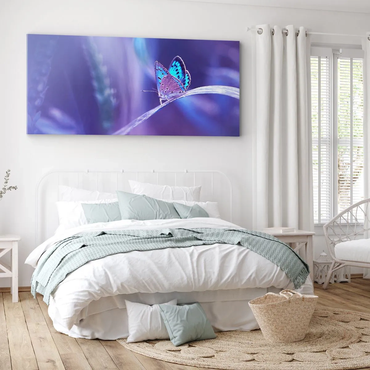 Bild auf Leinwand - Leinwandbild - Ein zarter blauer Schmetterling auf einem Stängel in violettem Licht - 140x50cm - Ein Juwel der Natur - Moderne Wanddekoration für Wohnzimmer und Schlafzimmer ARTTOR