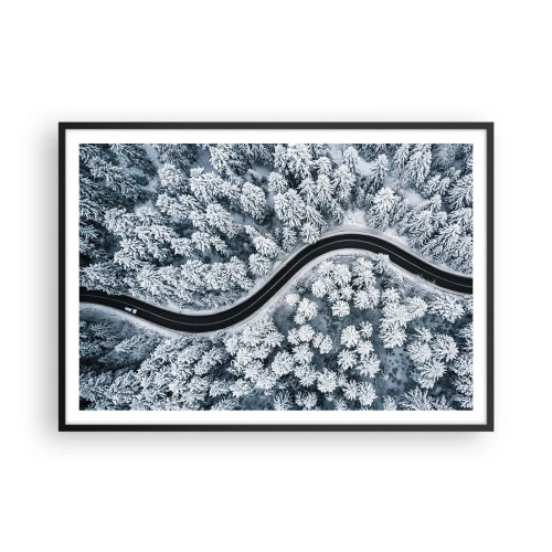 Poster in einem schwarzem Rahmen - Eine Vogelperspektive auf eine kurvenreiche Straße in einem Winterwald - 100x70cm - Durch den Winterwald - Moderne Wanddekoration für Wohnzimmer und Schlafzimmer ARTTOR