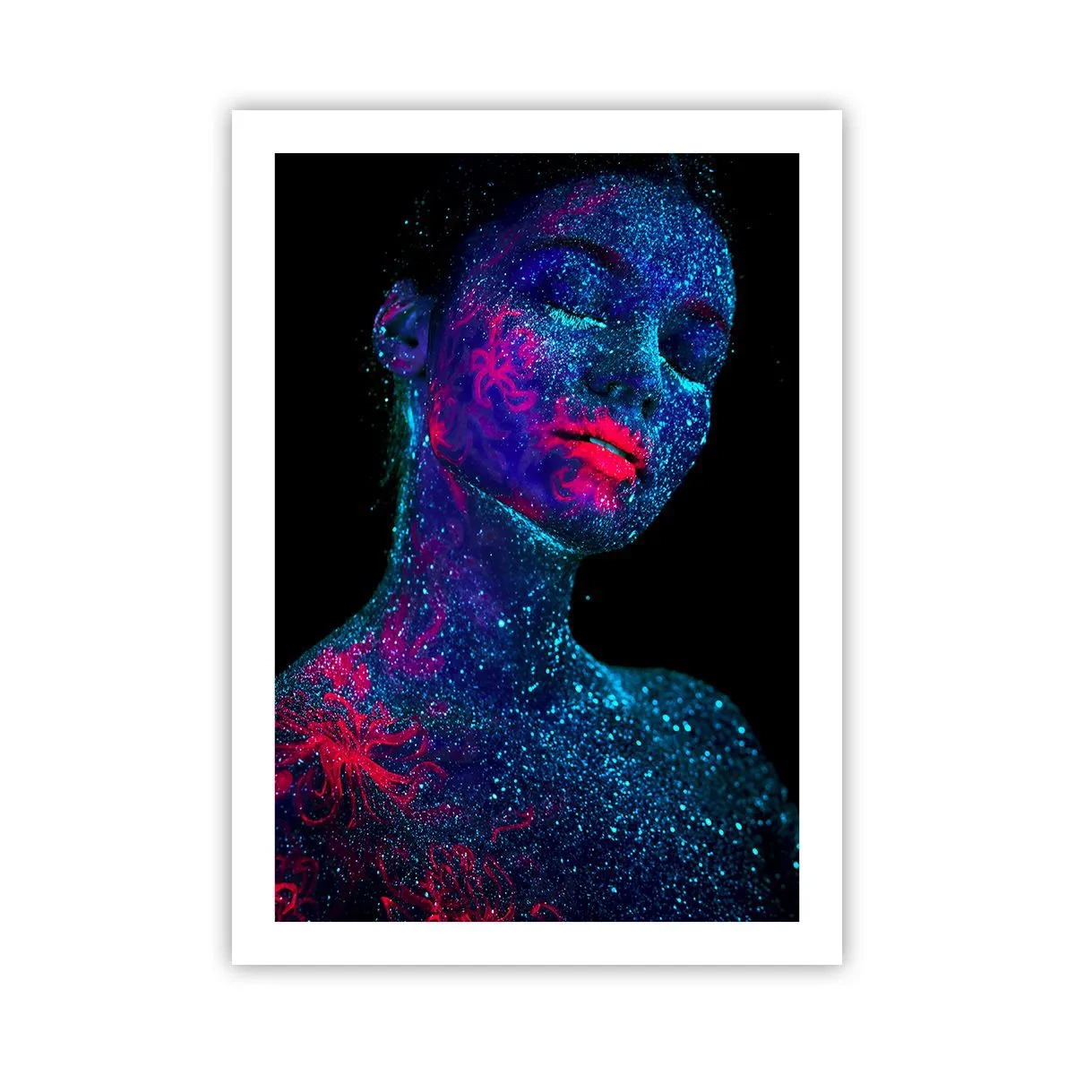 Poster - Eine Frau, die unter UV-Licht mit fluoreszierendem Pollen bedeckt ist. - 50x70cm - Im Sternenstaub - Moderne Wanddekoration für Wohnzimmer und Schlafzimmer ARTTOR