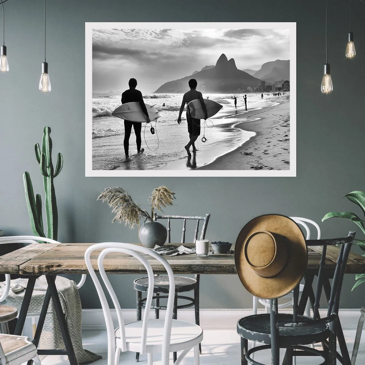 Poster - Zwei Surfer laufen mit ihren schwarz-weißen Brettern am Strand entlang. - 100x70cm - Single-Wave-Samba - Moderne Wanddekoration für Wohnzimmer und Schlafzimmer ARTTOR