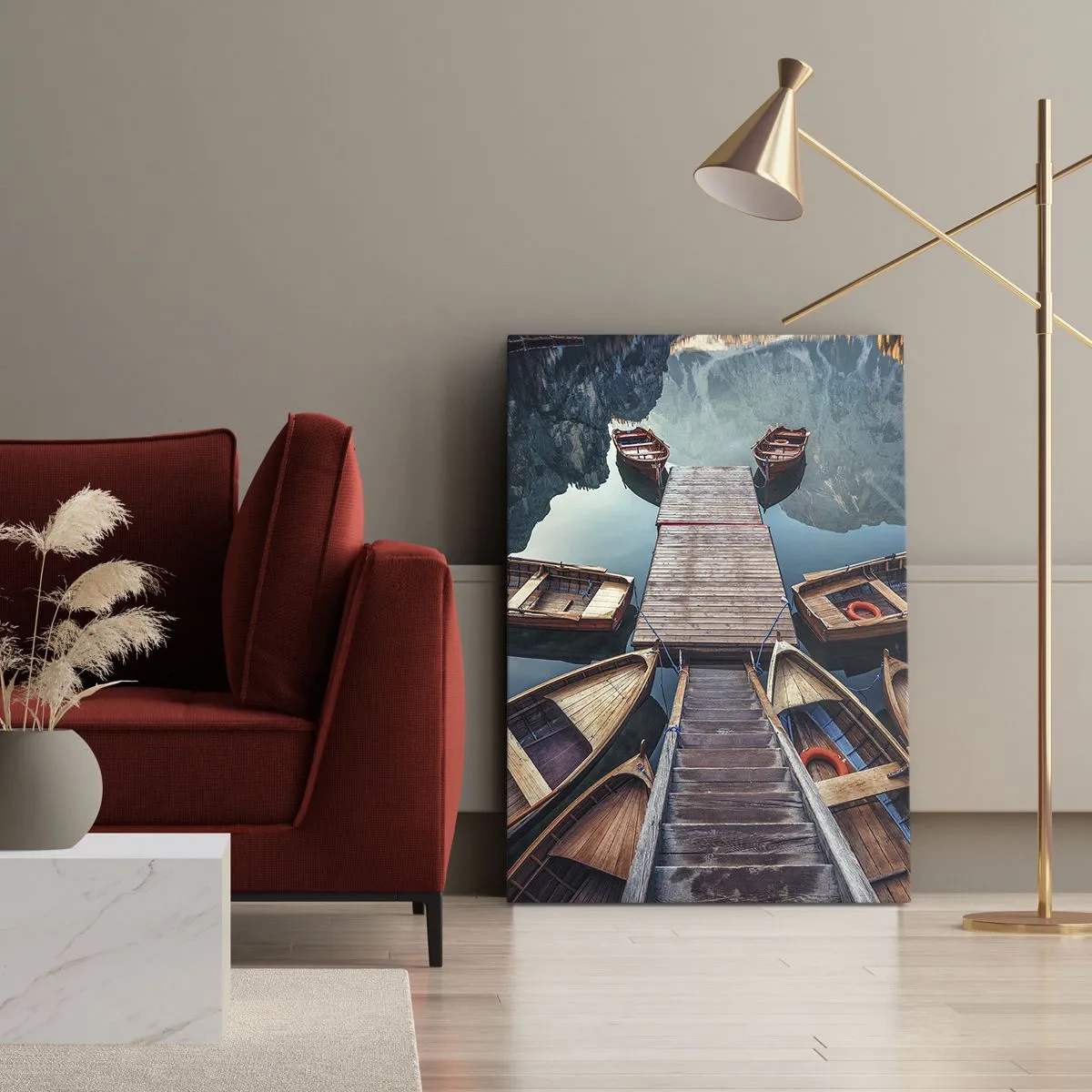 Bild auf Leinwand - Leinwandbild - Holzboote an einem Pier an einem Bergsee - 70x100cm - Ich warte am Yachthafen - Moderne Wanddekoration für Wohnzimmer und Schlafzimmer ARTTOR