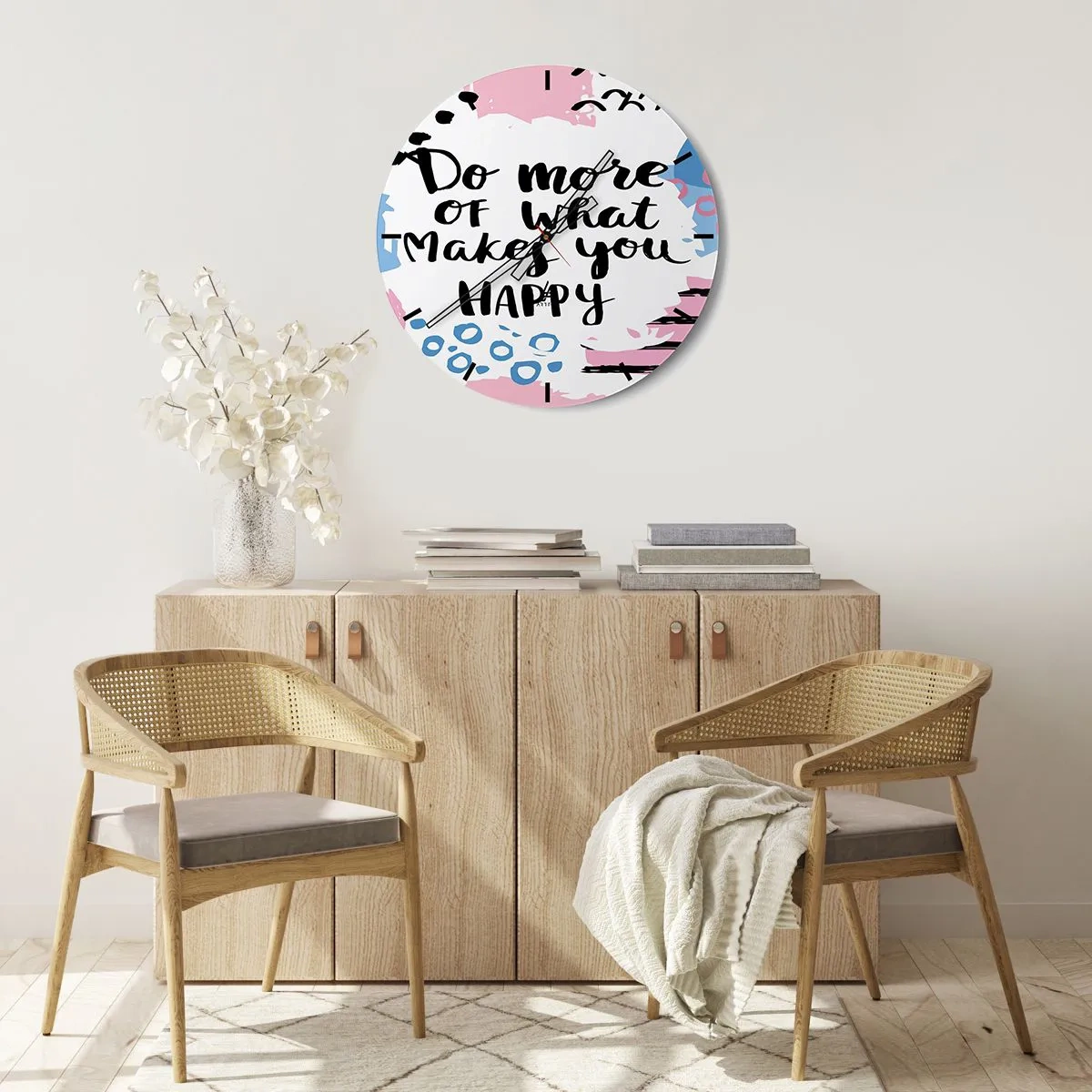 Wanduhr - Glasuhr - Die Aufschrift „Tu mehr von dem, was dich glücklich macht“ auf hellem Hintergrund - 30x30cm - Wie man glücklich wird - Moderne Wanddekoration für Wohnzimmer, Küche und Schlafzimmer ARTTOR