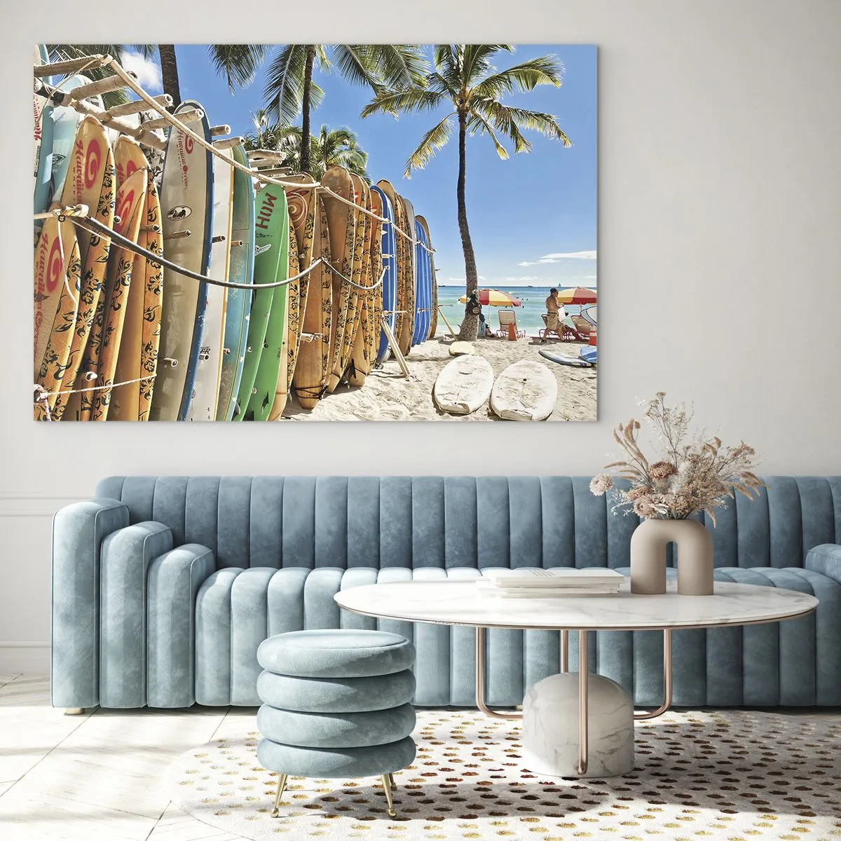 Glasbild - Bild auf glas - Bunte Surfbretter an einem tropischen Strand - 70x50cm - Sonniger Spaß - Moderne Wanddekoration für Wohnzimmer und Schlafzimmer ARTTOR