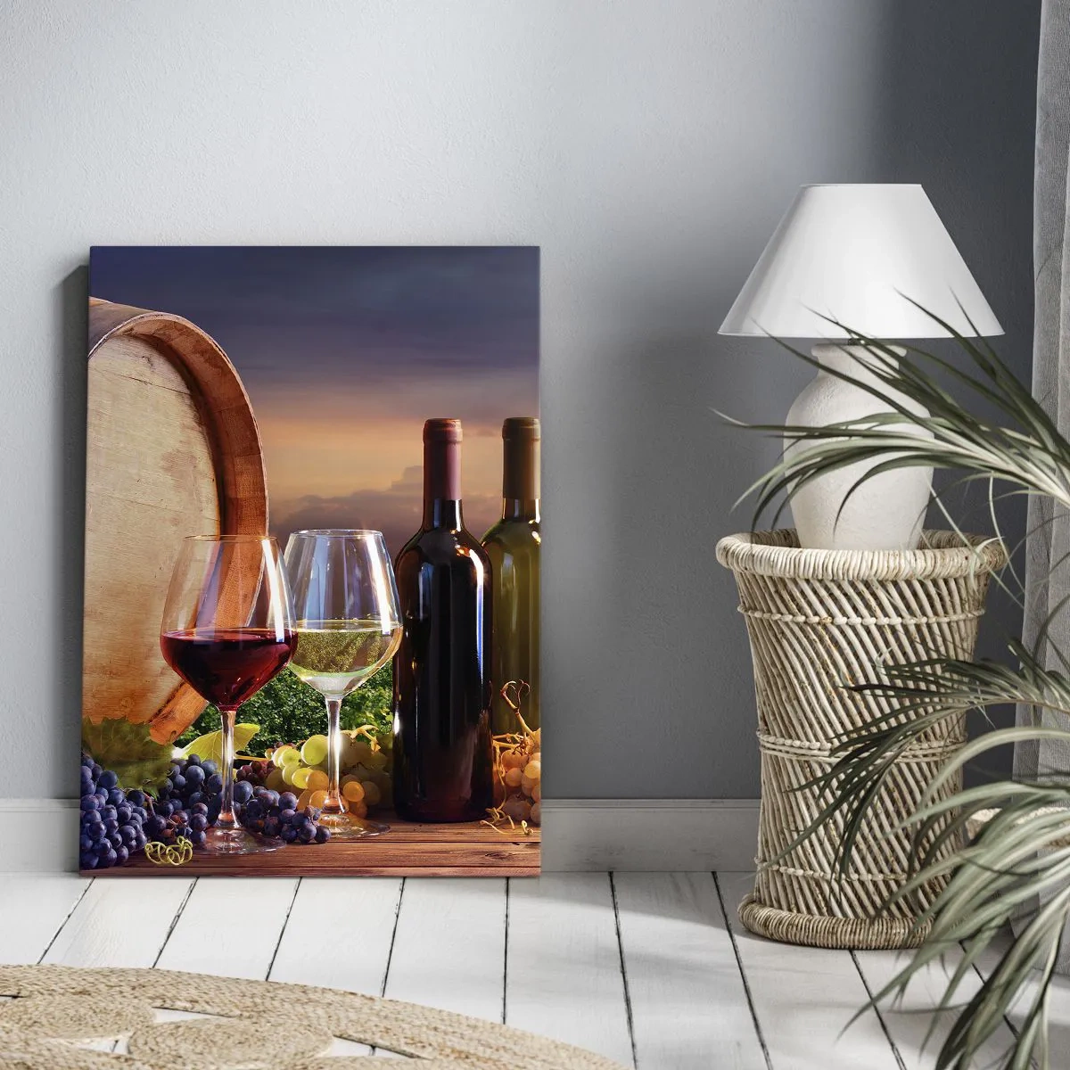 Bild auf Leinwand - Leinwandbild - Wein, Gläser und ein Fass in einer malerischen Landschaft - 70x100cm - Hier schmeckt das Leben - Moderne Wanddekoration für Wohnzimmer und Schlafzimmer ARTTOR