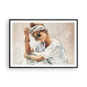 Poster in einem schwarzem Rahmen - Porträt einer Frau mit Sonnenbrille vor einer hellen Wand - 100x70cm - Porträt in voller Sonne - Moderne Wanddekoration für Wohnzimmer und Schlafzimmer ARTTOR